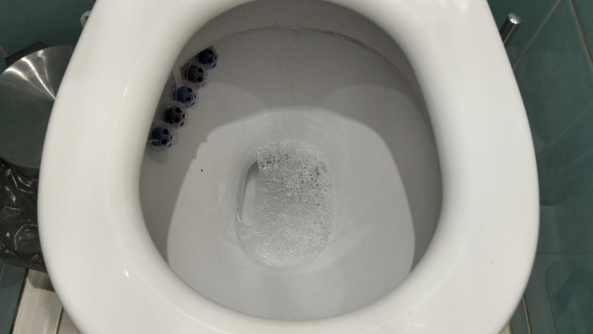 Унитаз как алмаз: простой способ убрать жёлтый налёт и вернуть белизну за считанные минуты (средство работает лучше покупных)