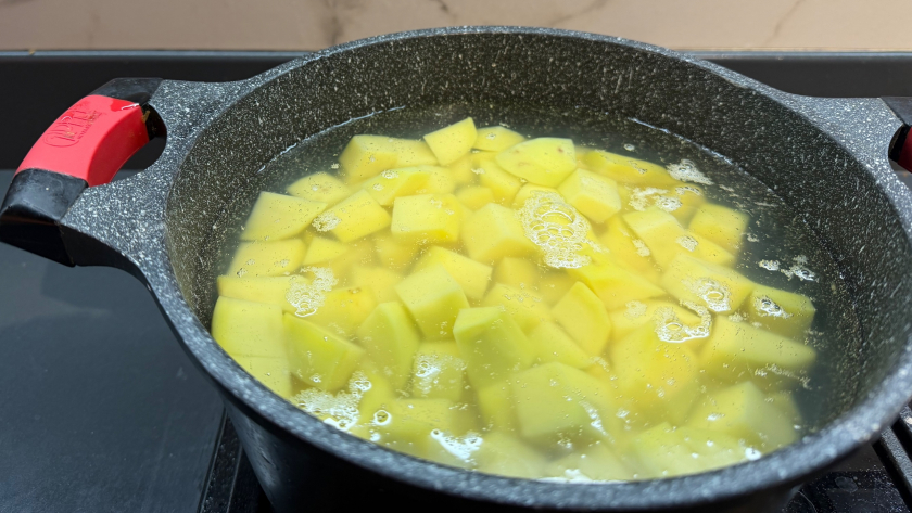 Что будет с картошкой, если варить её с 500 г соли: эксперимент, который удивил даже скептиков