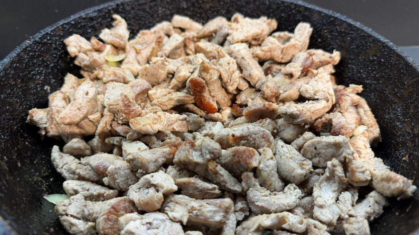 Вы всю жизнь жарили мясо с луком не так: из-за этого оно получается варёным, а не румяным - вот как надо