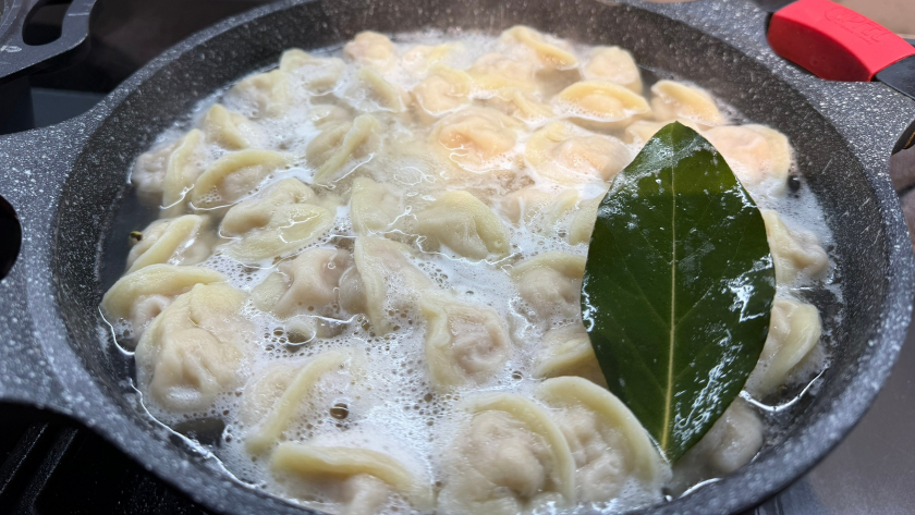 Всю жизнь варили пельмени неправильно: стакан ледяной воды решает всё — объясняю на пальцах