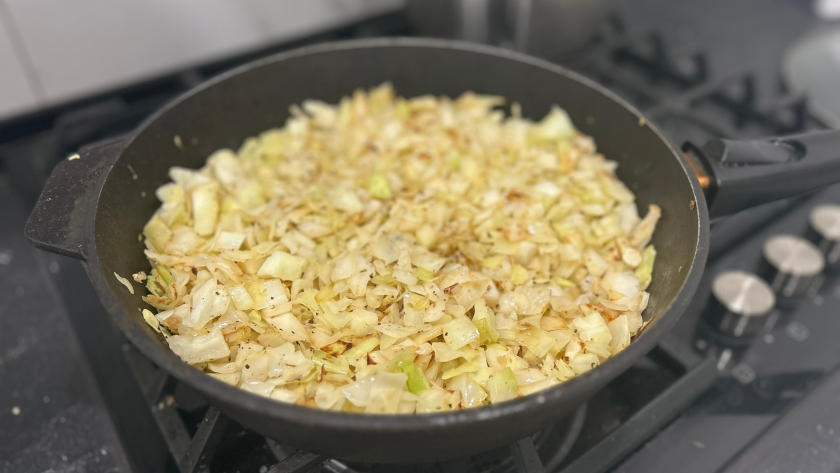 Объедаемся капустой вторую неделю. Рецепт простейший: 15 минут и готово, а вкусно как - пальчики оближешь