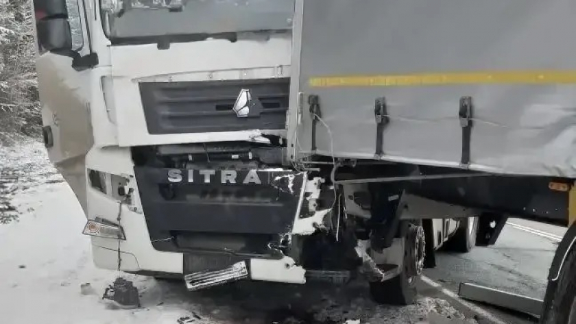 В Кировской области при столкновении трех фур травмы получили два человека