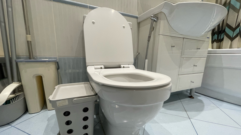 Не покупайте дорогую химию: сантехник за 10 секунд убрал запах — делюсь секретом