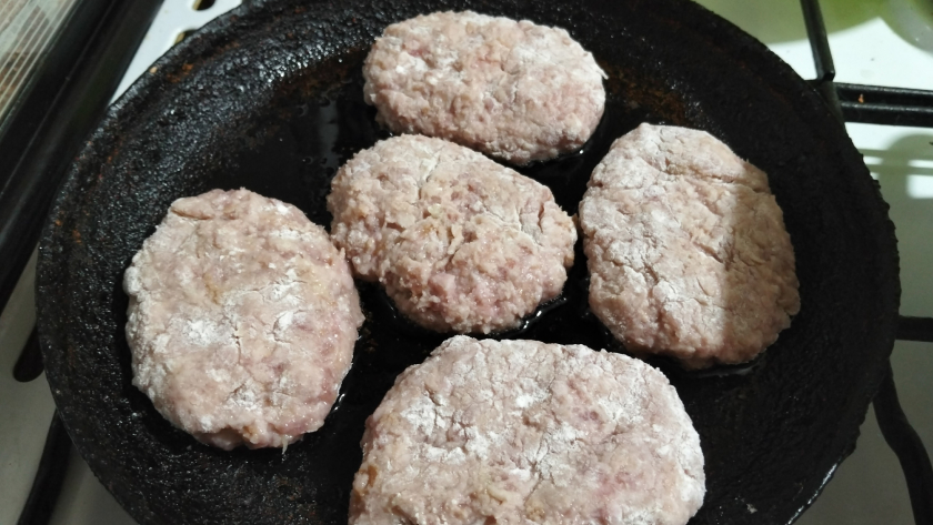 Как убрать запах жареного на кухне: 3 рабочих метода, которые действительно очищают воздух