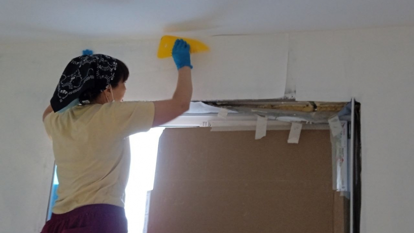 Как и чем мыть натяжные потолки: полное руководство по уходу за глянцевыми и матовыми поверхностями