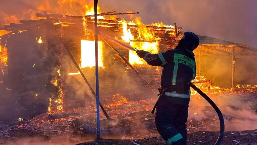 В Кировской области огнеборцы тушили мощный пожар