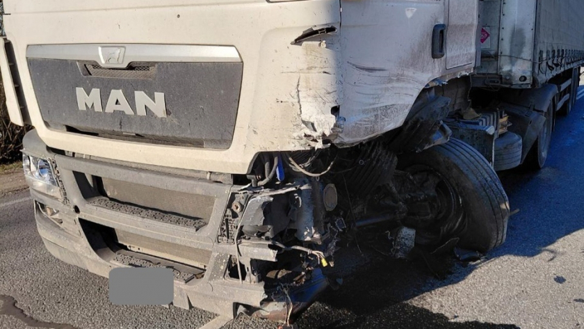 В Кирово-Чепецком районе легковушка опрокинулась после столкновения с фурой