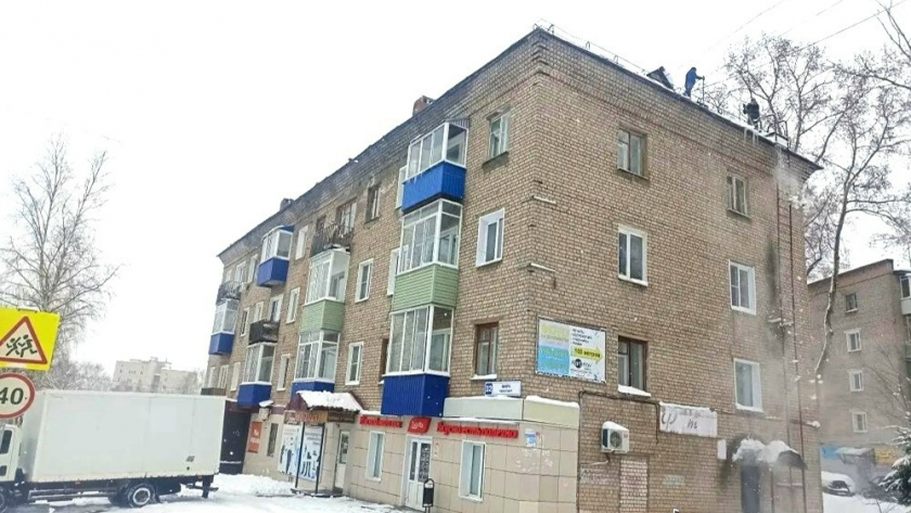 Крыши жилых домов снова очищают от снега из-за непогоды в Кирово-Чепецке