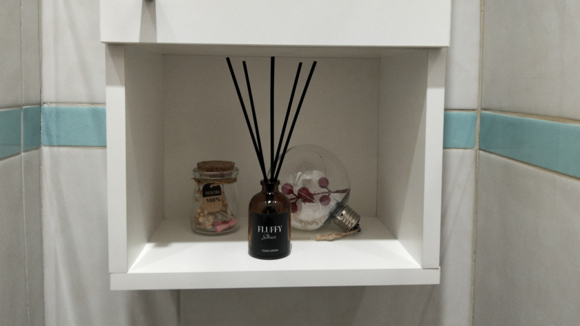 Хватит тратить деньги на дорогие аэрозоли: дешёвый трюк сантехника, который убирает запах в туалете за секунды