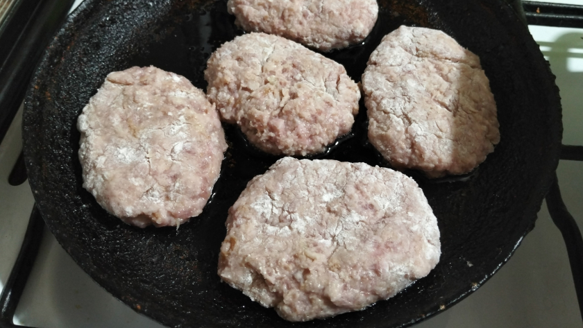 Котлетки «Дожить до зарплаты»: 50 рублей за килограмм — мужчины не догадываются, что они без мяса