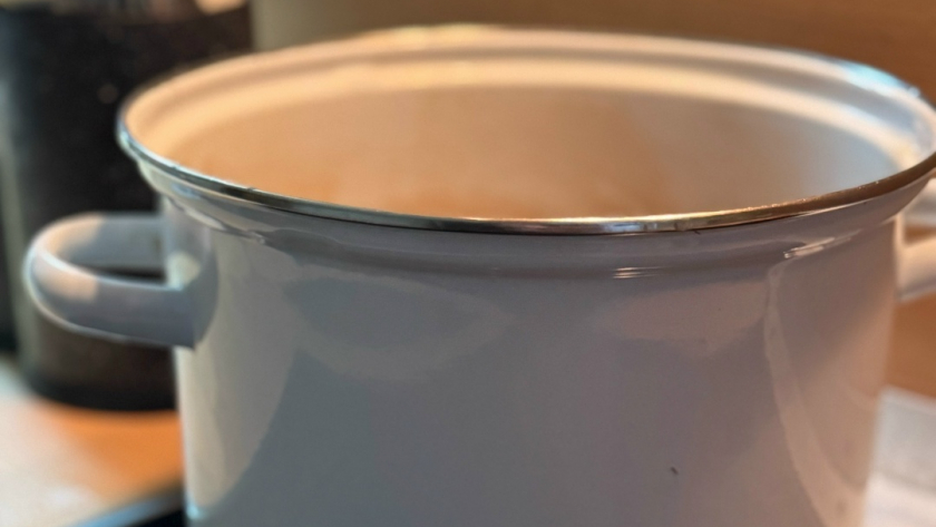 Выбросил кастрюлю со сколотой эмалью — и пожалел: дед показал способ с «донором», посуда как новая за 15 минут