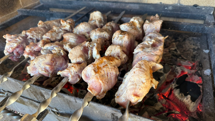 На майские готовлю банками: этот соус к шашлыку затмил все другие варианты — делюсь рецептом