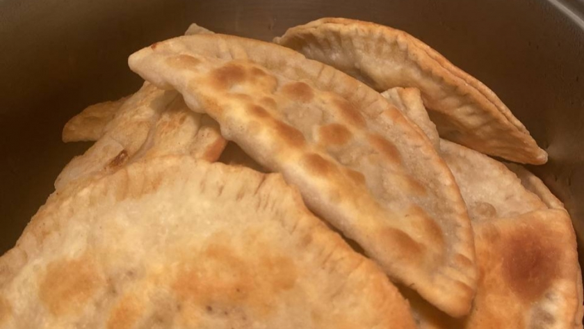 Чебуреки для лентяев: тортильи с куриным фаршем и сыром на сковороде — готовятся за 15 минут проще пареной репы