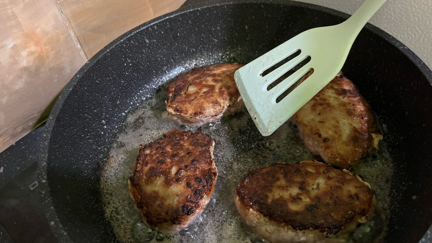 Такой фарш для котлет используют единицы, а зря — блюдо тает во рту и готовится проще простого