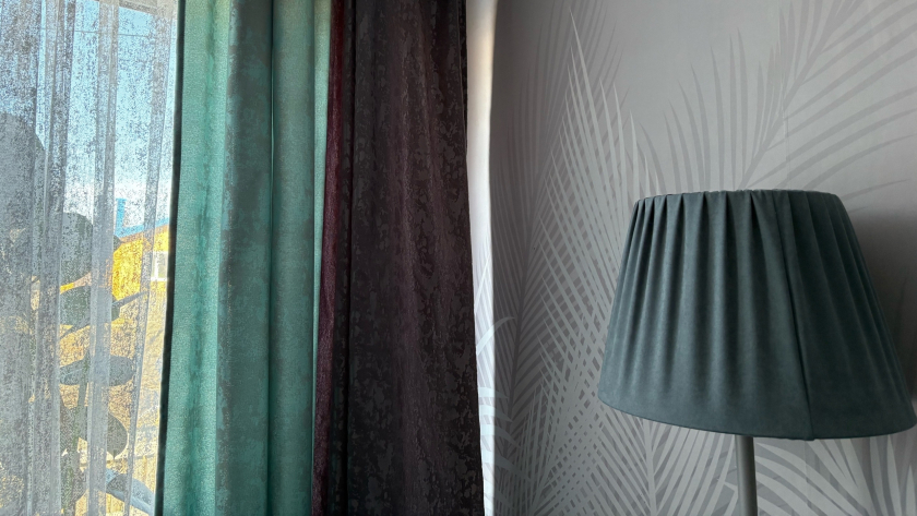 Больше никаких пыльных занавесок: современные альтернативы для гостиной, спальни и кухни, модные в 2026 году