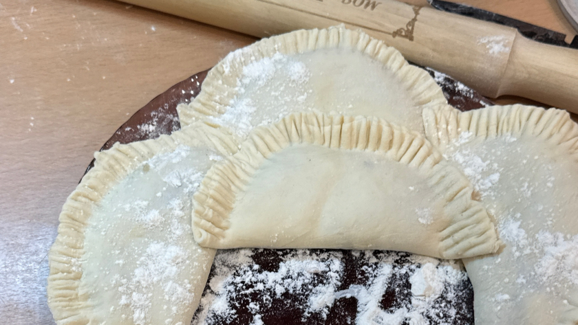 Пузырчатые чебуреки, как в чебуречной: подробный рецепт с секретами теста на кипятке - сока много, хруст слышно на весь дом