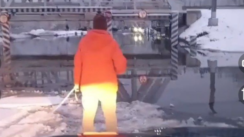 Дорога в Каркино затоплена: чепчане вынуждены ходить пешком более 3-х километров по глине