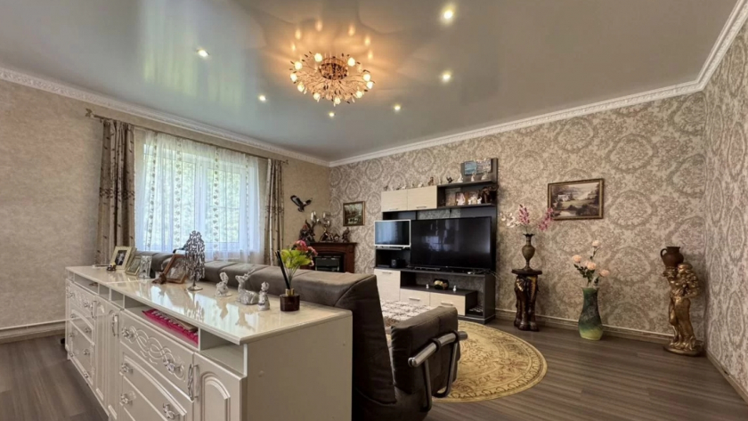 В Кирово-Чепецком районе продается кoттедж с оранжереей за 19 млн рублей