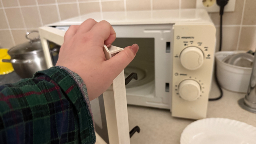 Микроволновку больше не мою: весь жир и брызги отходят сами, и делать ничего не надо. Простой советский способ 