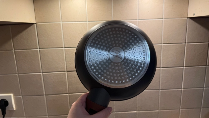 "Нагар чищу пальцем!": как быстро отмыть сковороду от закаменелого жира — 2 рецепта бюджетной пасты от опытной домохозяйки