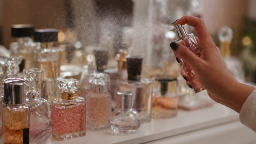 Парфюм будто исчезает уже через 10 минут, но окружающие продолжают его чувствовать: где нас обманывает нос и начинается перебор