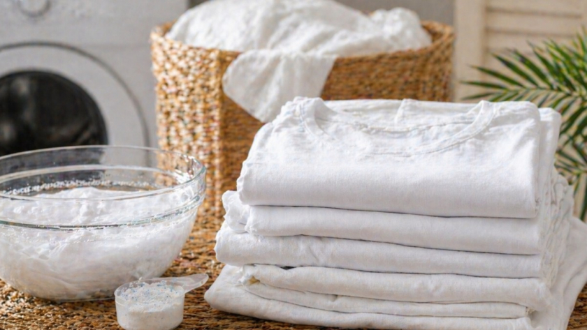 Белые вещи уже ушли в серость и желтизну, но кипятить их не нужно: что действительно помогает вернуть чистый цвет