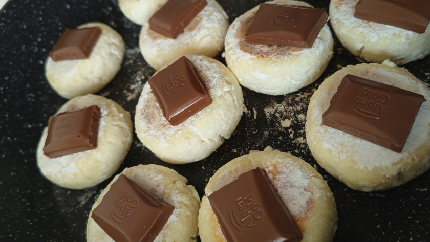 Никакого липкого теста и «резиновых» сырников: как приготовить замороженные полуфабрикаты с нежной серединкой