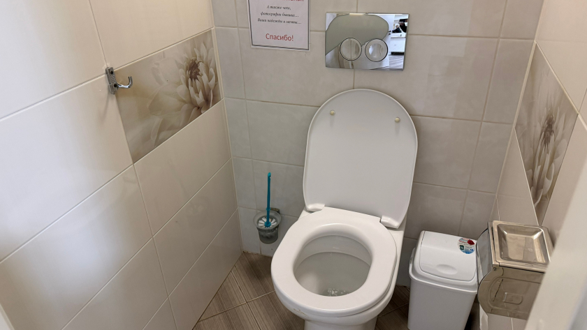 Стыдно, но все через это проходят: как убрать запах в туалете после себя — трюк от старого сантехника