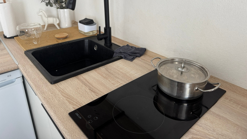 Индукционная плита блестит как новая: секрет микрофибры, уксуса и нашатырного спирта от эксперта по уборке