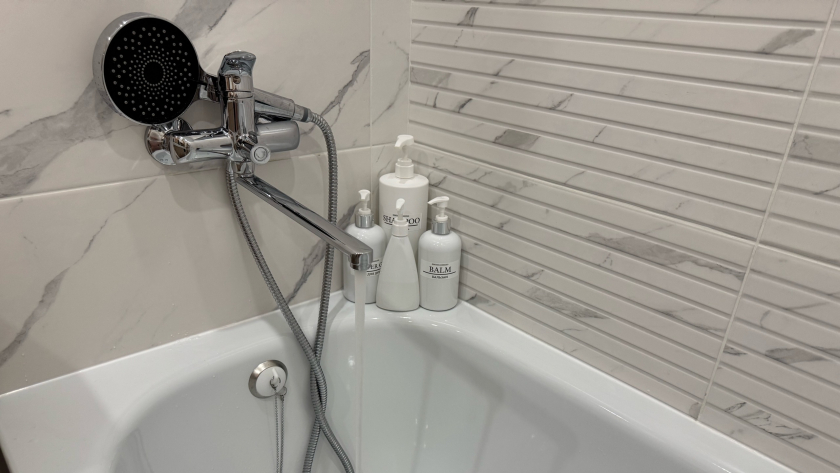 Не гниёт, не впитывает запахи и не боится химии в ванной: это покрытие - идеальный выбор для влажных помещений