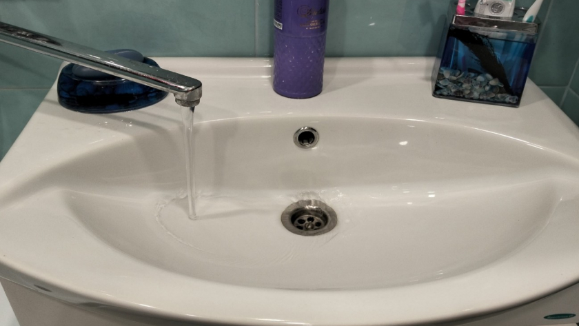 Стакан в раковину - и утром от засора след простыл: копеечный способ без химии и сантехника