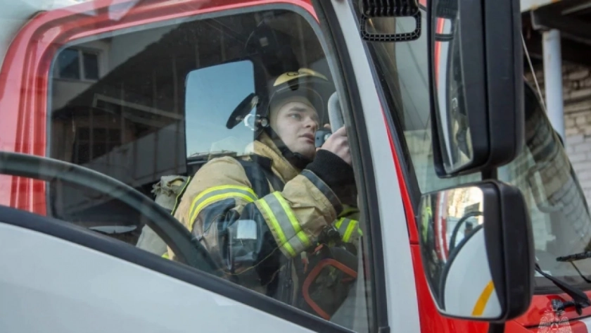 В Кирово-Чепецком районе 12 спасателей тушили сильный пожар в бане