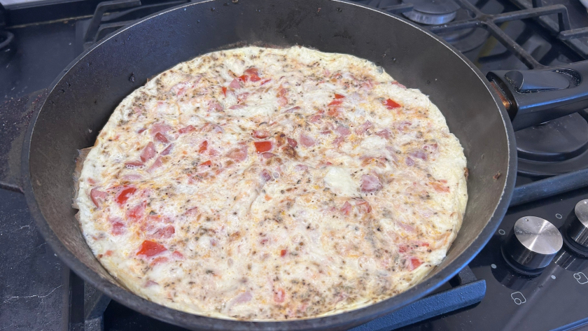 Пицца на жидком тесте за 10 минут: никакой возни с дрожжами и расстойкой – только сковорода и крышка