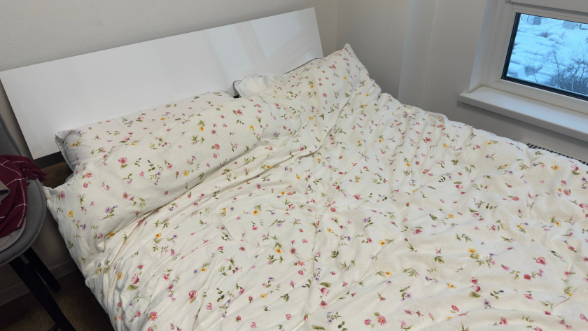 Спать на высокой подушке больше не модно: что умные хозяйки выбирают вместо неё в 2026 году