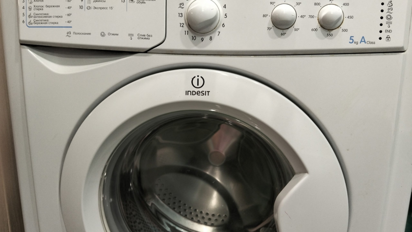 Белые разводы на тёмных джинсах? Это порошок. А капсулы оставляют налёт? Разбираем плюсы и минусы каждого средства