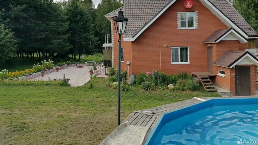 Под Кирово-Чепецком за 20 млн рублей продают роскошный коттедж с двумя входами