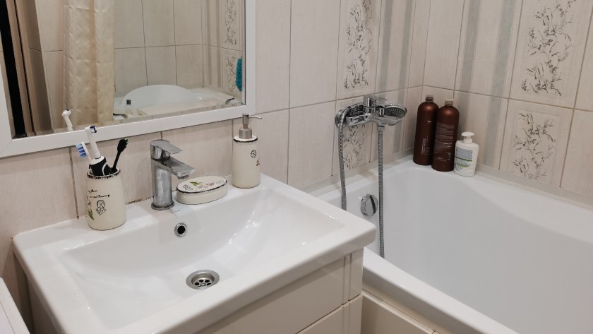 Больше не покупаю дорогую химию для ванной. Простой домашний раствор убирает известковый налёт без усилий