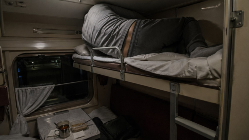 Верхняя полка в поезде: почему мелкая экономия оборачивается плохим сном, больной спиной и спорами за стол