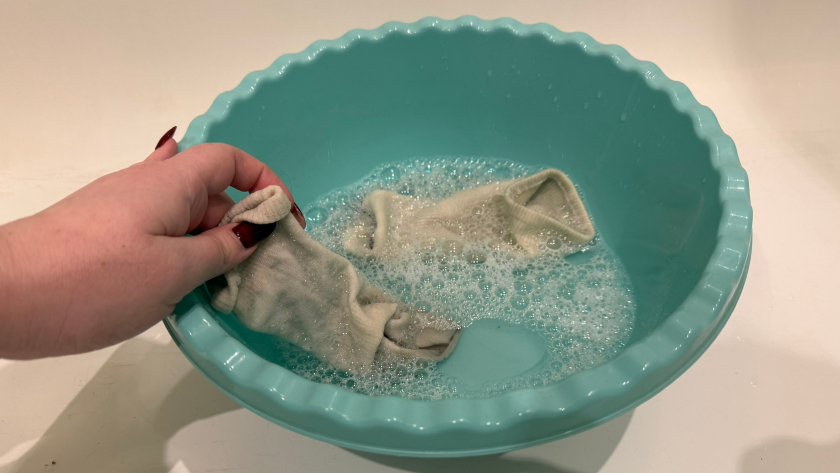 Смешиваем мыло с марганцовкой - и выводим пятна пота, зелёнки и жира за 15 минут без дорогих пятновыводителей