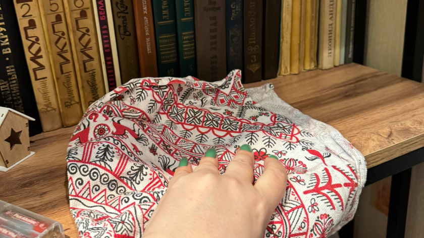 Протёрла полки в понедельник, а в пятницу пыль почти не видна: делюсь раствором из аптеки за копейки
