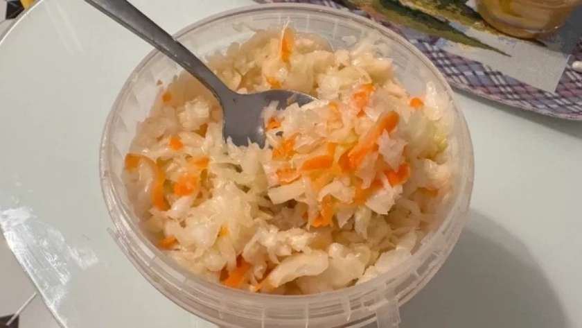 Ни соли, ни сахара, только вода и капуста: советский метод ферментации, который возвращает овощу настоящий вкус