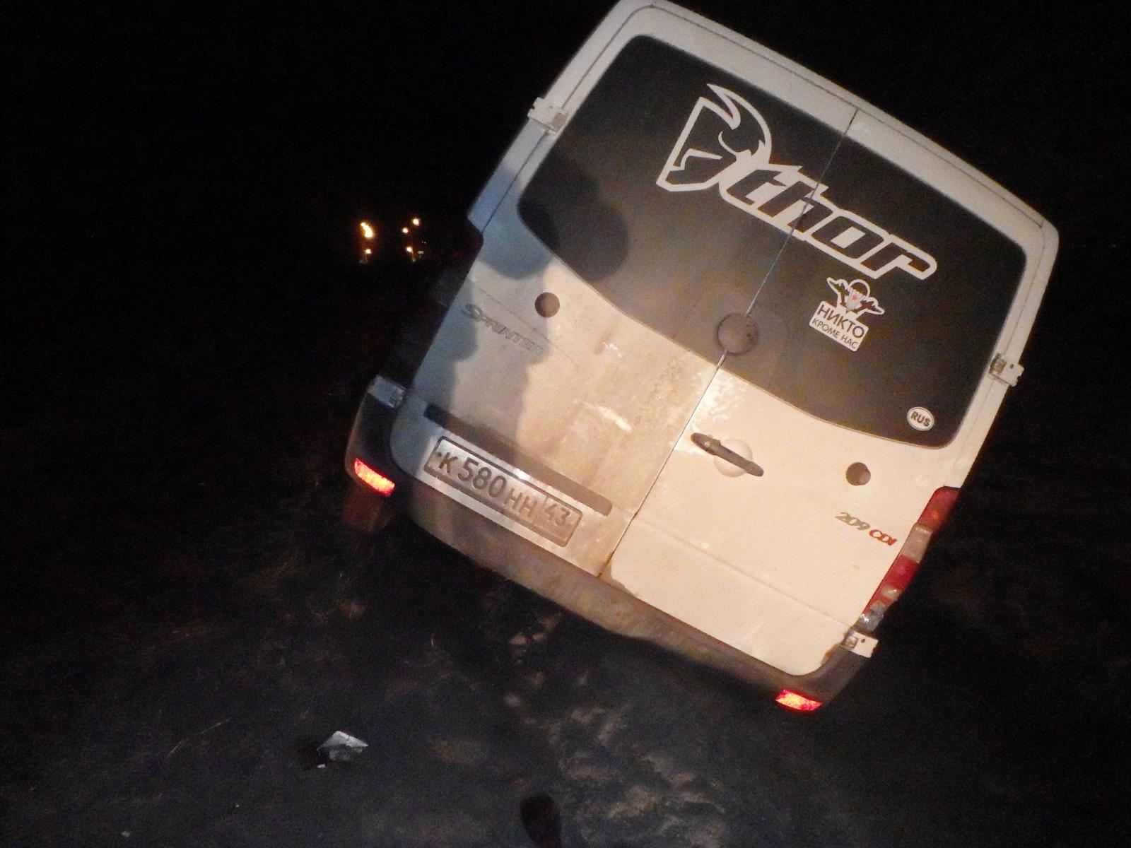На трассе в Чепецком районе грузовой Mercedes вылетел в кювет