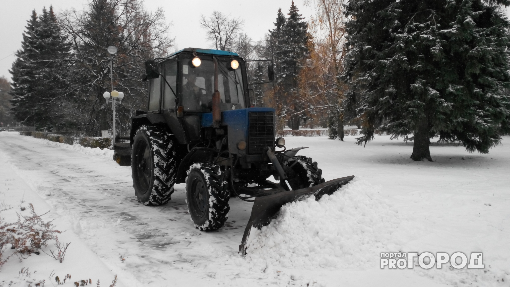 В Чепецке при очистке дороги от снега повредили асфальт