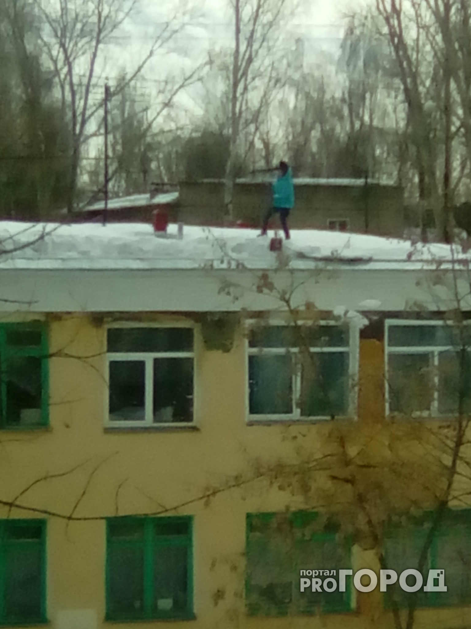 В Кирово-Чепецке завхоз чистила крышу детского сада без страховки