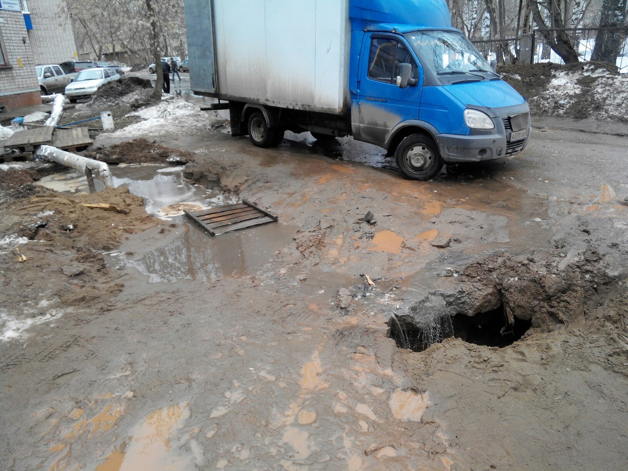 После жалоб чепчан на проезде Дзержинского начали закапывать огромную яму
