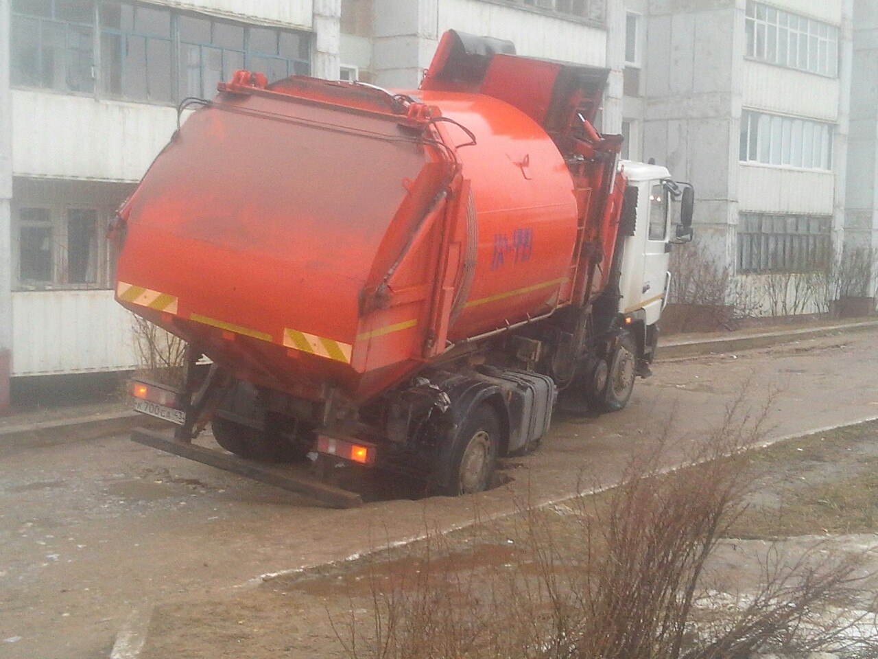 В Чепецке на Комиссара Утробина мусоровоз провалился колесом в асфальт