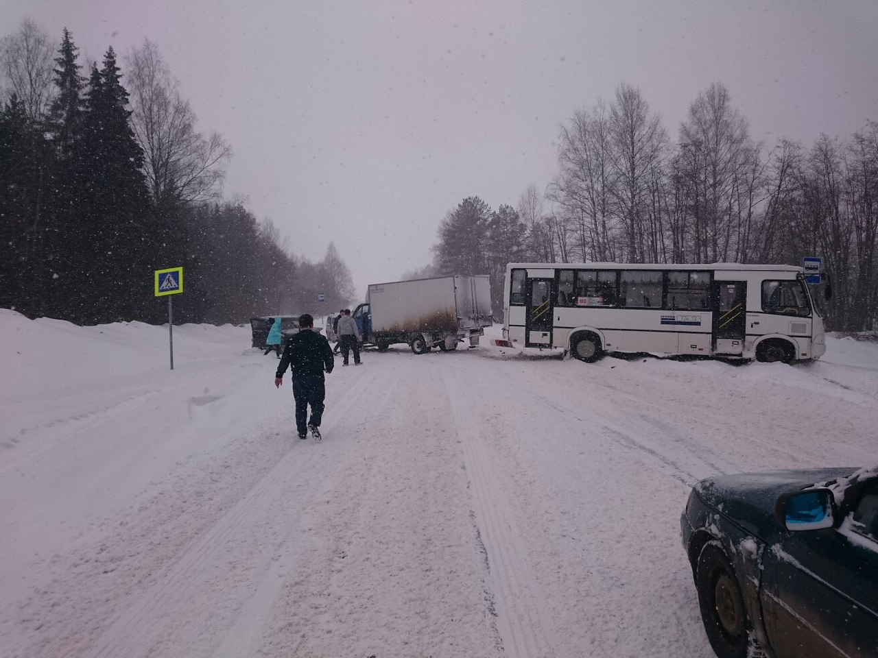 По дороге в Кирово-Чепецк столкнулись автобус 103 маршрута и две машины