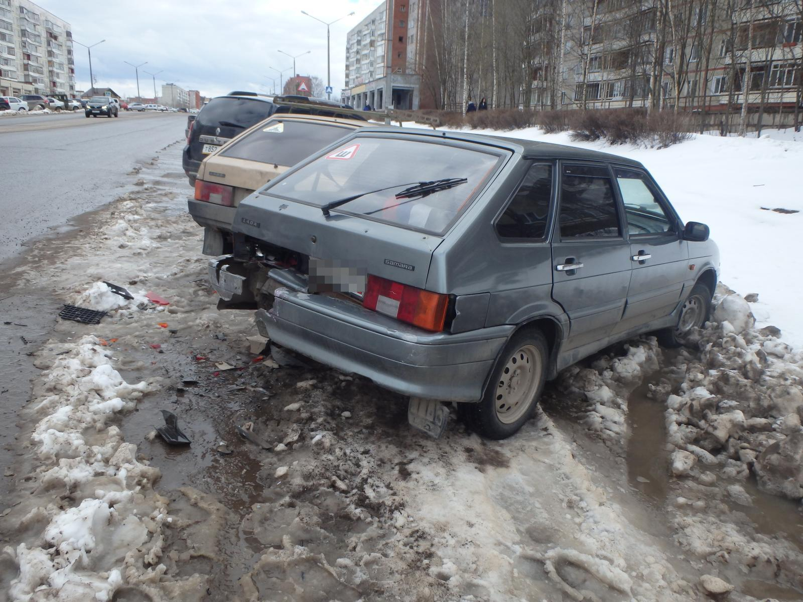 В Чепецке за один час два водителя въехали в припаркованные авто и скрылись