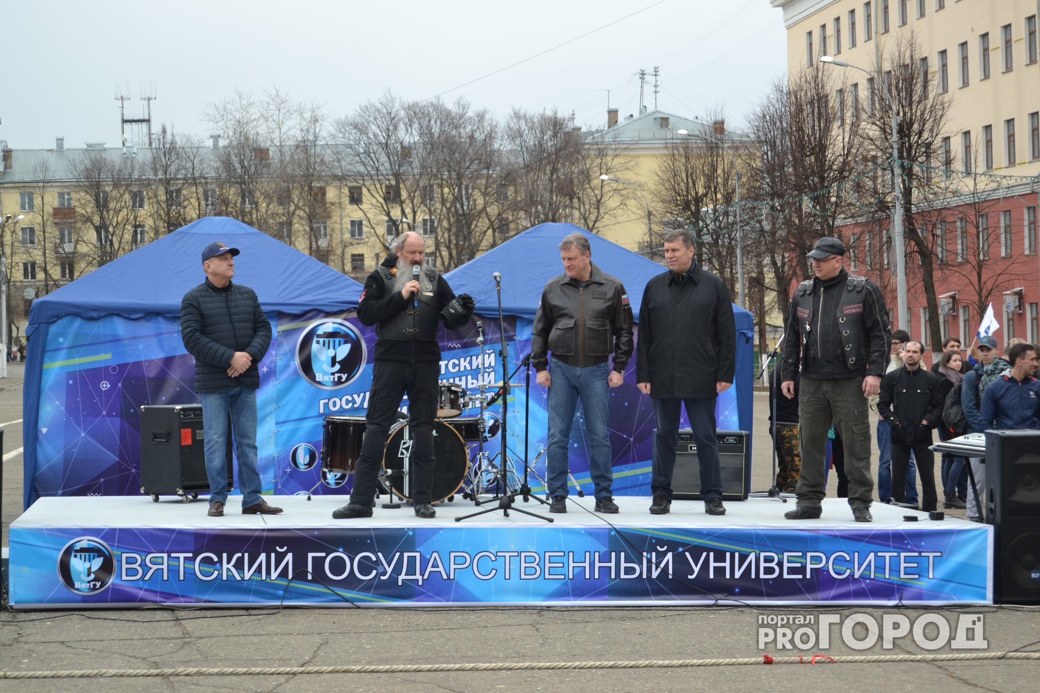 Фоторепортаж: первые лица региона и владыка Марк открыли мотосезон в Кирове