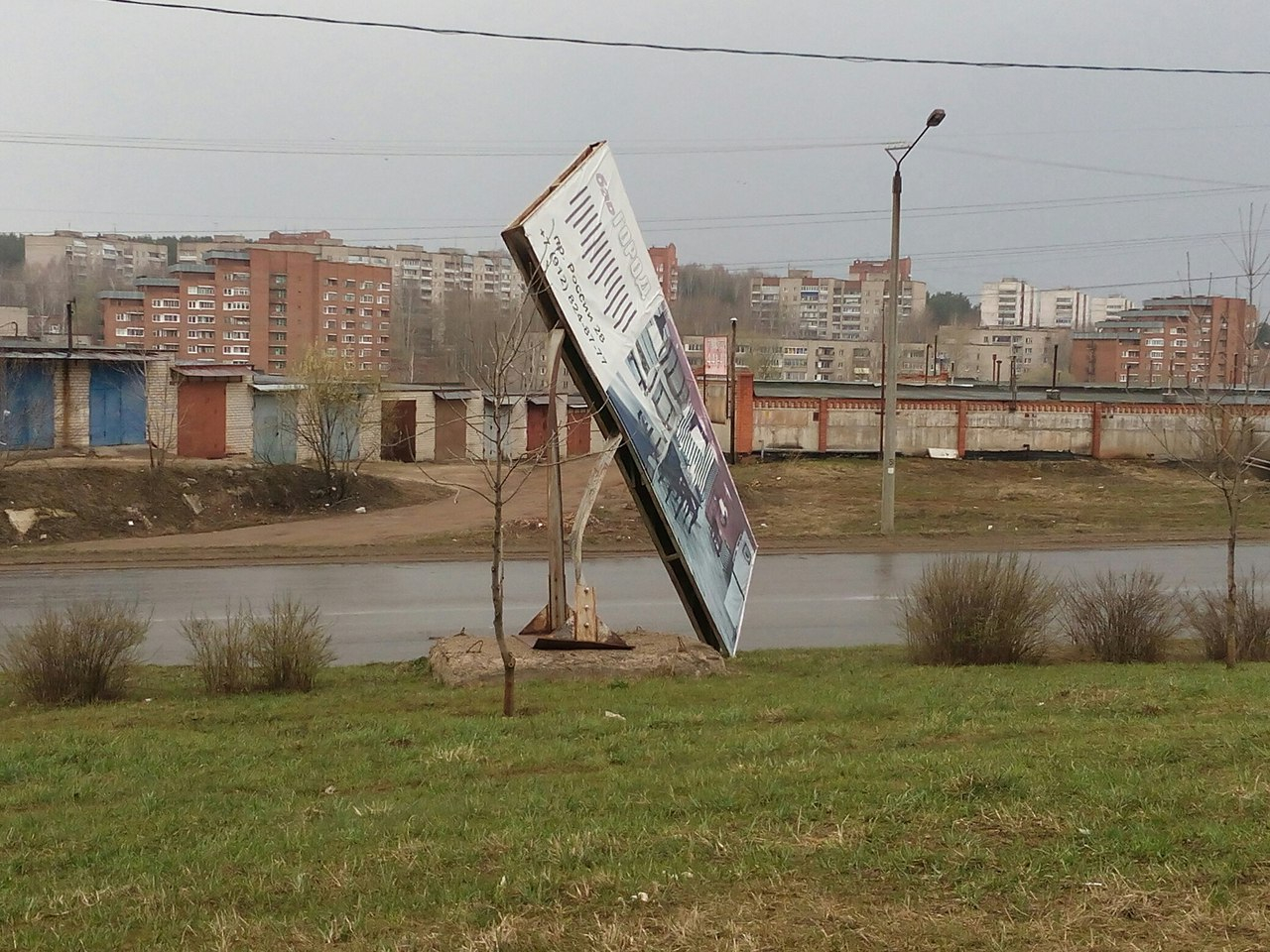 Ураган снес рекламные щиты в Кирово-Чепецке